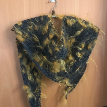 Asymmetrischer Schal handgestrickt