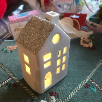 Porzellanhaus weiss gold LED