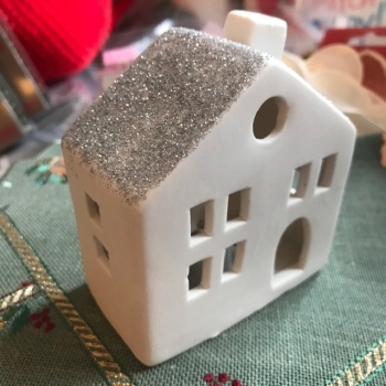 Pozellanhaus weiß-silber