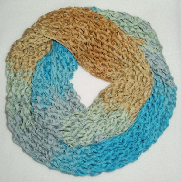 Loop im Netzmuster Handarbeit