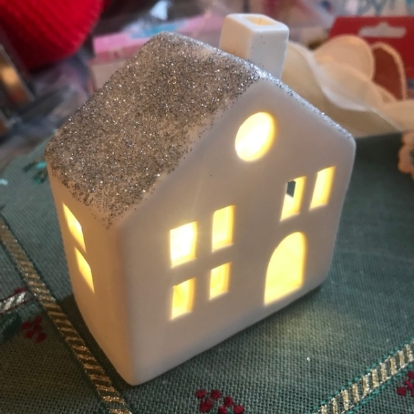 Pozellanhaus weiß-silber LED